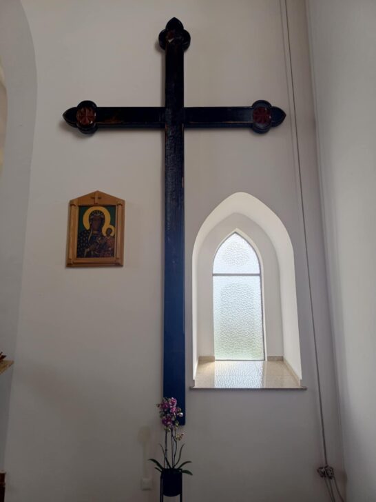 Instalacja figury Pana Jezusa na Krzyżu
