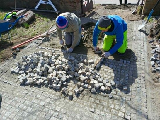 Wymiana chodników przy kościele w Burkacie